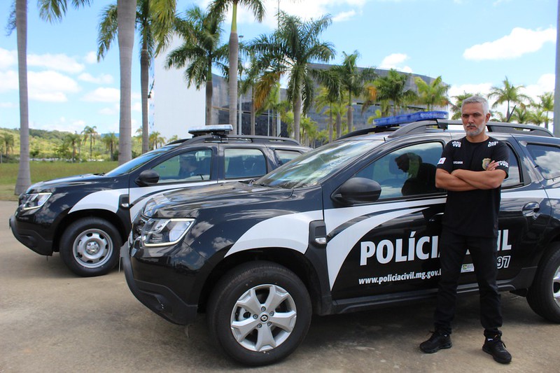 Delegacia de polícia civil estruturada com viaturas e policiais