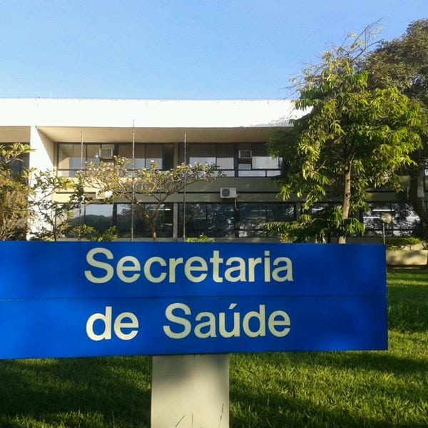Estudante organizando o plano de estudos para concurso público da Secretaria de Saúde do Distrito Federal