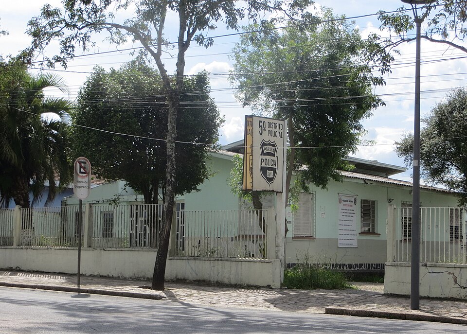 fachada da delegacia do 5º Distrito da Polícia Civil do Paraná no bairro Bacacheri
