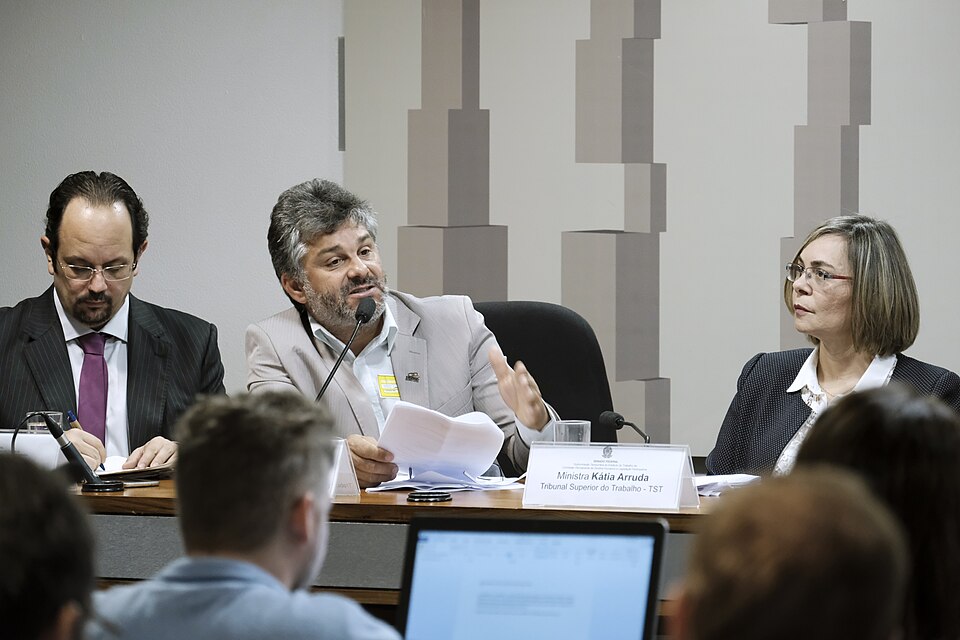 Audiência pública com membros do Tribunal Superior do Trabalho em ambiente oficial