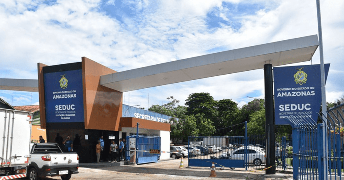 fachada da Secretaria de Estado de Educação e Desporto Escolar do Amazonas com entrada e placas oficiais