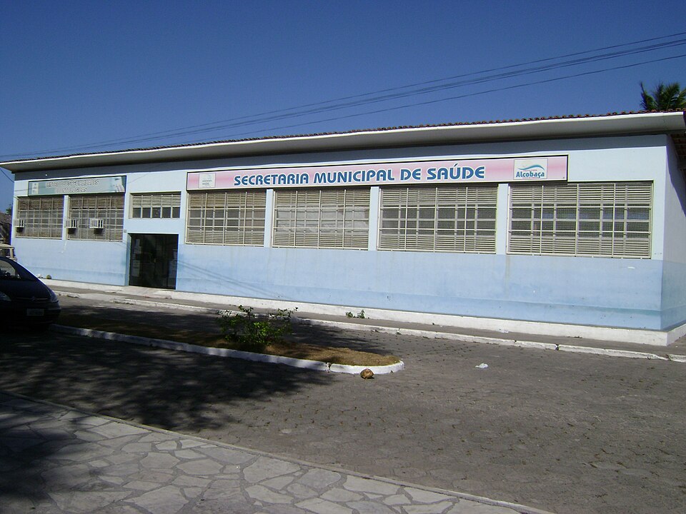 fachada da Secretaria Municipal de Saúde em Alcobaça, Bahia, Brasil, prédio público de saúde