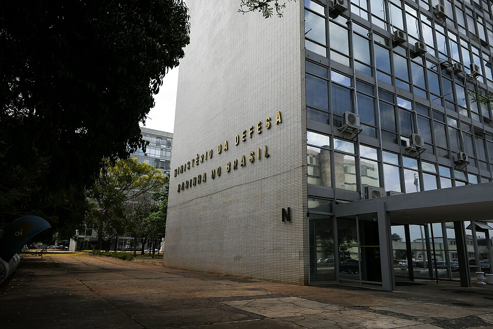 Concursos 2026 atualizado: abertos, autorizados e previstos fachada do bloco N do Ministério da Defesa na Esplanada dos Ministérios em Brasília
