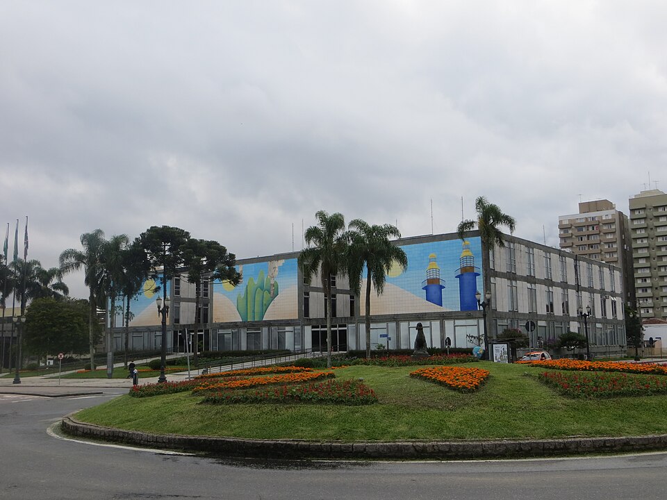 fachada do Palácio 29 de Março, sede da Prefeitura de Curitiba, Paraná, com jardim e árvores em frente