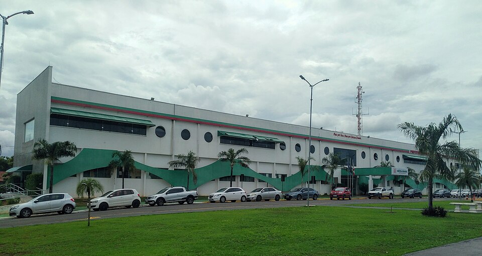 fachada do Palácio Júlio Domingos de Campos, sede da Prefeitura de Várzea Grande MT