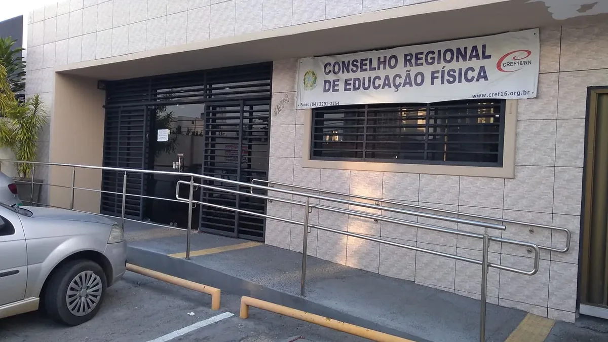 Concurso CREF 16 RN 2026: 3 vagas e 180 de reserva fachada do prédio do Conselho Regional de Educação Física da 16ª Região com placa e rampa de acesso