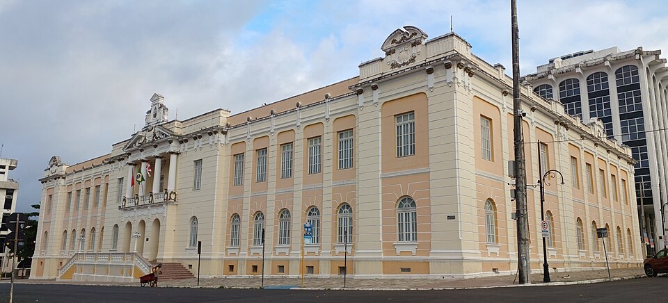 Concurso TJ PB 2026: 50 vagas e inscrição até 18/11 fachada do prédio do Tribunal de Justiça da Paraíba no centro de João Pessoa com céu nublado