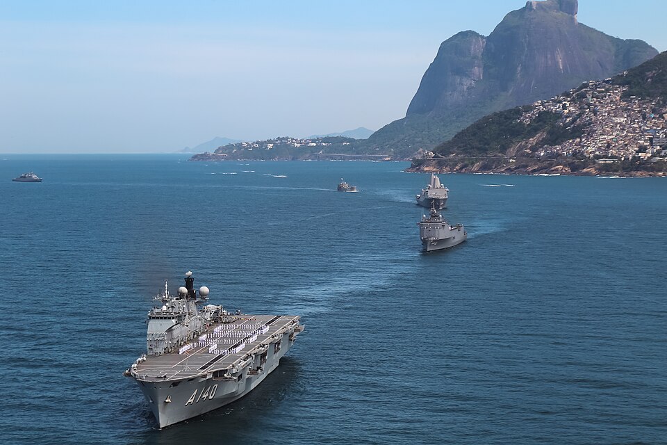 Navios da Marinha do Brasil em formação naval na Baía de Guanabara, Rio de Janeiro