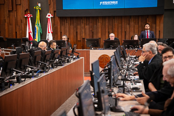 plenário do Tribunal Regional do Trabalho da 3ª Região com pessoas em reunião oficial