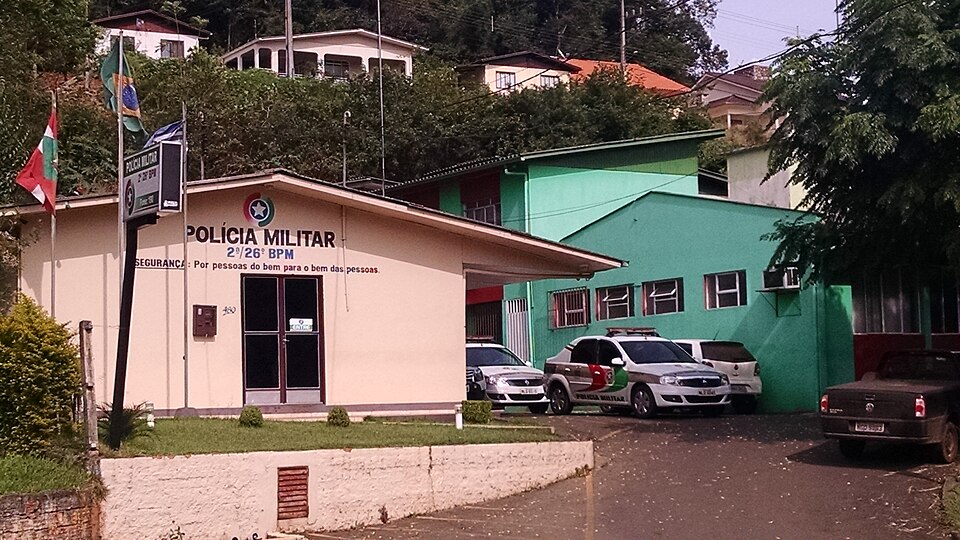 Prédio e viaturas da Polícia Militar de Santa Catarina em Capinzal, SC, Brasil