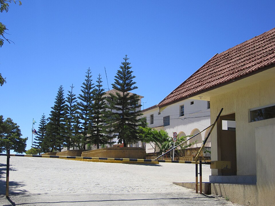 prédio do 9º Batalhão da Polícia Militar em Garanhuns, Pernambuco, com árvores e céu azul