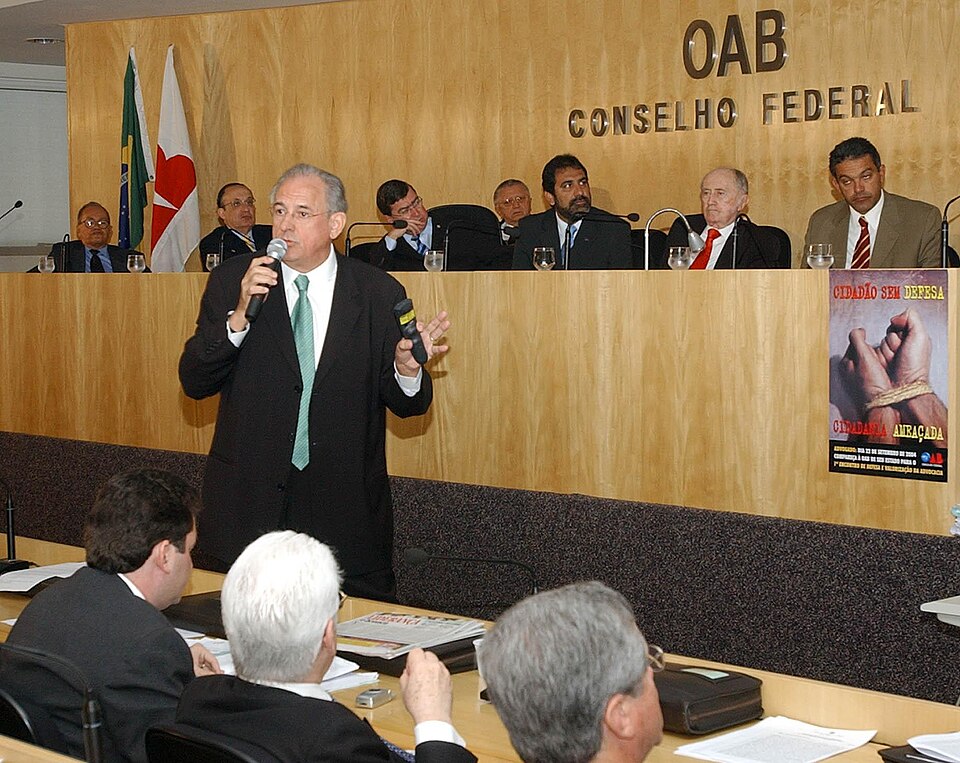 sessão plenária no Conselho Federal da Ordem dos Advogados do Brasil com painel e pessoas em Brasília