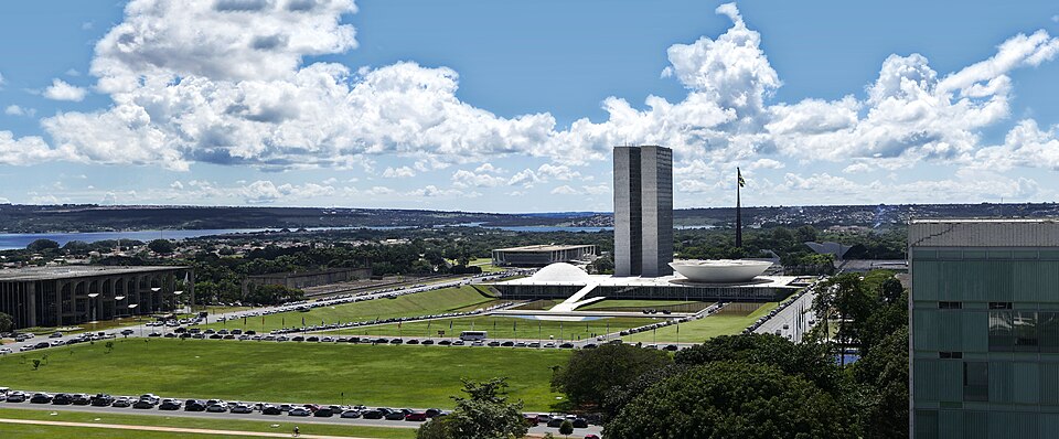 Vista panorâmica do Palácio do Congresso Nacional com as cúpulas da Câmara dos Deputados e do Senado Federal em Brasília